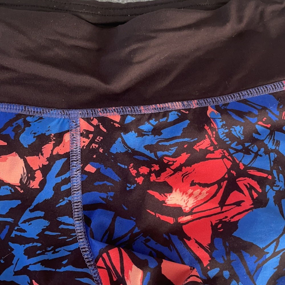 Lululemon shorts and matching sports bra - Picture 7 of 11